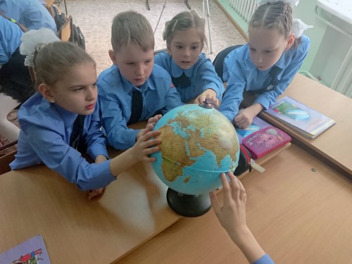 Дети на уроке по изучению Земли